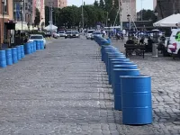 Beczki na ulicy ograniczą ruch w centrum Gdańska