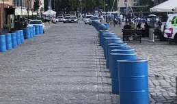 Beczki na ulicy ograniczą ruch w centrum Gdańska