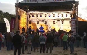 Koncert przy porywistym wietrze na plaży w Brzeźnie