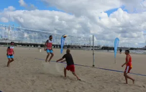 Wystartowało sportowe lato na plaży: siatkówka, pływanie, rugby