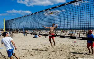 Sporty zespołowe dla wszystkich latem na plaży
