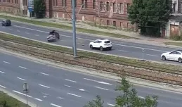 Brak pokrywy od studzienki zaskoczył kierowcę na Podwalu Przedmiejskim
