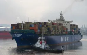 Gigantyczny kontenerowiec w porcie w Gdyni