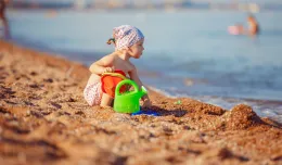 W kostiumie czy bez? Jak iść z dzieckiem na plażę