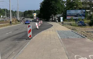 Zlikwidowano fragment drogi dla rowerów, by poszerzyć jezdnię