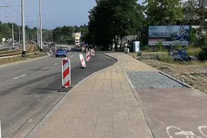 Zlikwidowano fragment drogi dla rowerów, by poszerzyć jezdnię