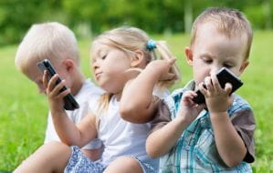 Dzieci z pokolenia "iGen". Co im grozi przez smartfony?