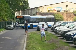 Babie Doły: auta przy plaży blokują miejskie autobusy