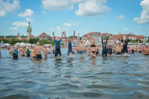 Pływanie dookoła molo w 14 minut