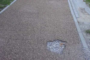 Miała być innowacyjna nawierzchnia. Już są dziury