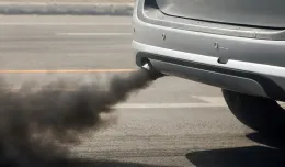 Widzisz auto, które dymi jak pochodnia, co robić?