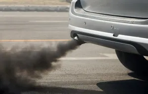 Widzisz auto, które dymi jak pochodnia, co robić?