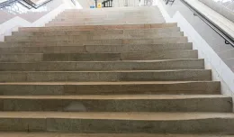 Gdańsk Główny: krzywe schody na odnowiony peron