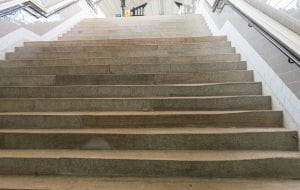 Gdańsk Główny: krzywe schody na odnowiony peron