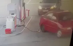 Wyrwał przewód do tankowania na stacji benzynowej