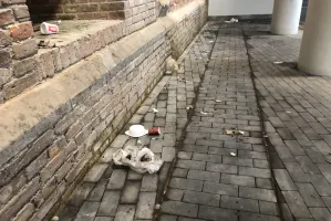 Nikt nie sprząta w tunelu w centrum Gdańska