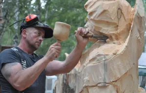 Odnosi sukcesy rzeźbiąc w drewnie. Wywiad z Robertem Wyskielem
