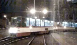 Kamera zarejestrowała zderzenie  tramwajów przy zajezdni