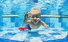 Jak uczyć pływać niemowlaki i starsze dzieci?