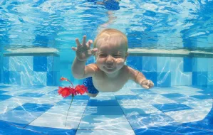 Jak uczyć pływać niemowlaki i starsze dzieci?
