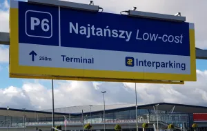Znaki przy lotnisku mogą wprowadzić w błąd