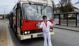 Prowadzi trolejbus w przebraniu Elvisa