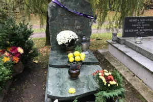 Łatwiej trafić do grobów znanych osób