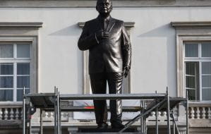 Gdański rzeźbiarz wykonał pomnik Lecha Kaczyńskiego w stolicy
