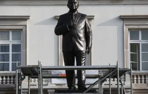 Gdański rzeźbiarz wykonał pomnik Lecha Kaczyńskiego w stolicy