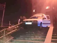 Zarzut usiłowania zabójstwa dla pijanego kierowcy, który wjechał na schody