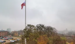 Ogromna flaga Polski powiewa nad centrum Gdańska