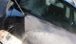 Korki przed myjniami. Kochamy myć auta?