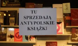 Plakaty w witrynach gdańskich księgarń przeciwko 