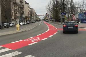 Gdynia: pasy dla rowerzystów przy Urzędzie Miasta