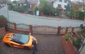 Prowokacyjna reklama z zarysowanym Lamborghini
