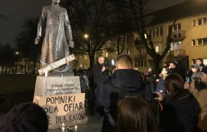 Manifestacja pod pomnikiem ks. Jankowskiego