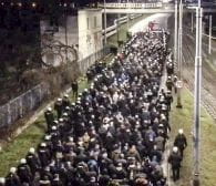 Setki policjantów eskortowały kibiców przez miasto