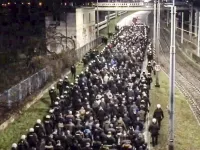 Setki policjantów eskortowały kibiców przez miasto