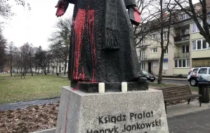 Pomnik ks. Henryka Jankowskiego oblany farbą
