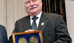 Lech Wałęsa dostał medal od... elektryków