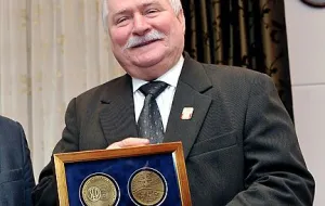 Lech Wałęsa dostał medal od... elektryków