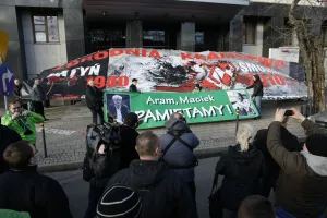 Smoleński baner (na razie) przegrał z wiatrem