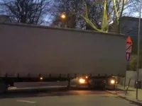 Kierowca ciężarówki niszczył znaki w centrum Gdyni