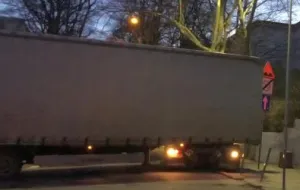 Kierowca ciężarówki niszczył znaki w centrum Gdyni
