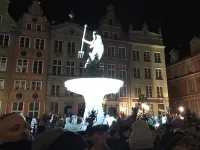 Tysiące uczestników wieczornego wiecu na Długim Targu w Gdańsku