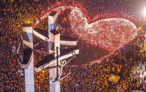 Ogniste serce z 27 tys. zniczy na placu Solidarności