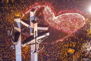 Ogniste serce z 27 tys. zniczy na placu Solidarności