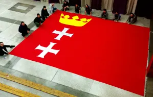 Harcerze uszyli 40-metrową flagę Gdańska