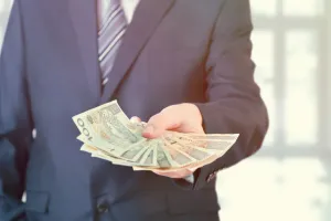 Wypłata na konto czy w gotówce?