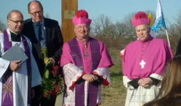 Poświęcono krzyż dla sanktuarium Jana Pawła II w Łostowicach